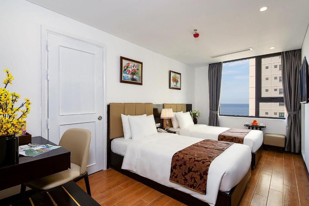 Postel nebo postele na pokoji v ubytování Golden Line Hotel Danang