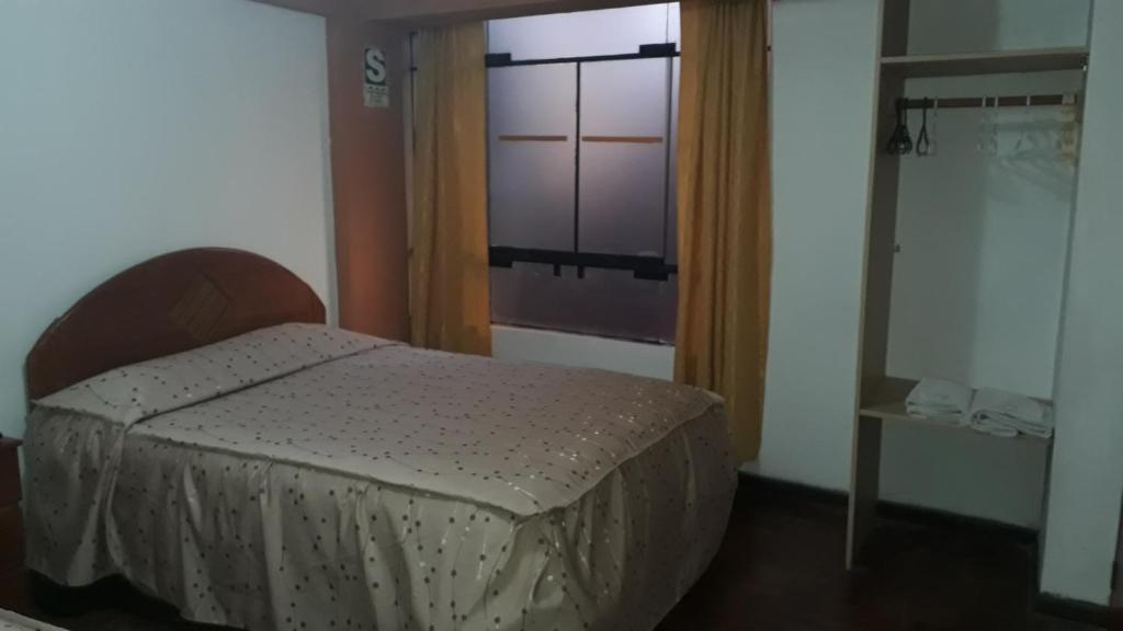 - une petite chambre avec un lit et une fenêtre dans l'établissement PosadaInka, à Cusco