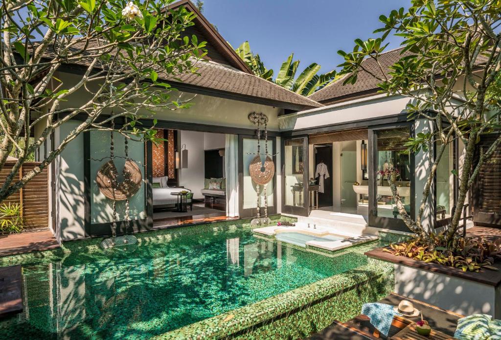 Der Swimmingpool an oder in der Nähe von Anantara Mai Khao Phuket Villas