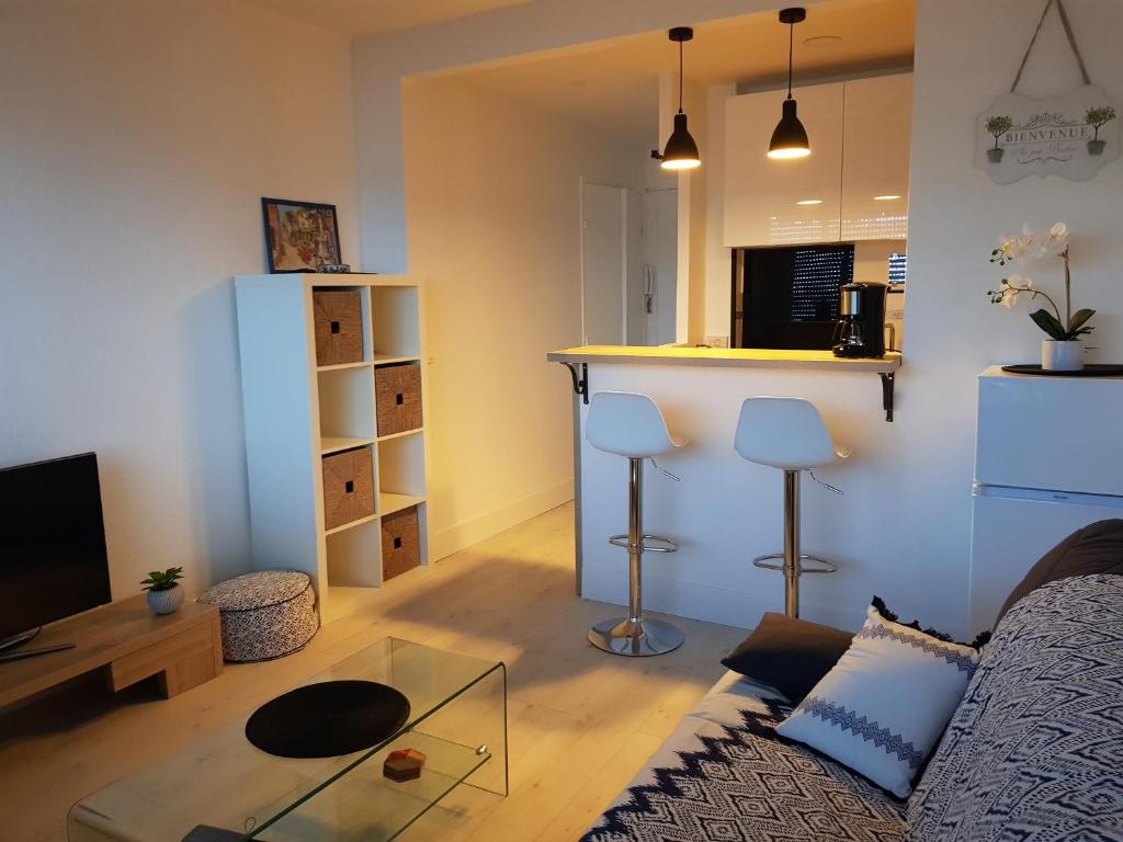 - un salon avec un canapé et un comptoir dans l'établissement Charmant petit studio à 100 m de la mer, à Cagnes-sur-Mer