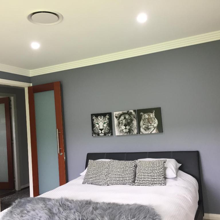 ON Keppies - BnB - Family Farm & Wedding Guest Accommodation Paterson NSW - Deluxe Double Room With Shower