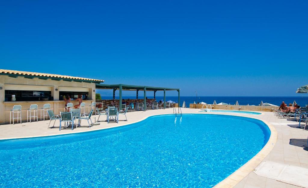 Bazén v ubytování Lissos Beach nebo v jeho okolí