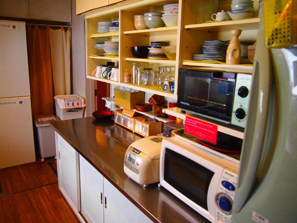 Kuchyň nebo kuchyňský kout v ubytování J-Hoppers Hiroshima Guesthouse