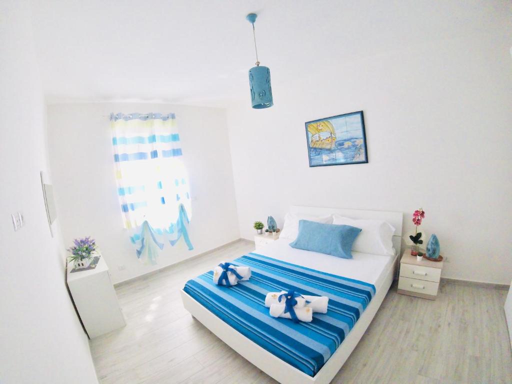 En eller flere senge i et værelse på Oudeis Holidays Apartments Tropea