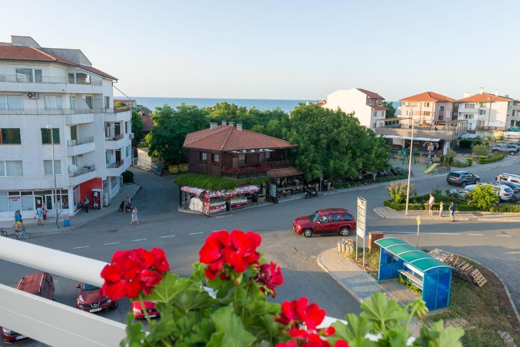 - une vue sur une ville avec une rue avec des voitures dans l'établissement Hiora Apartments Vasiliko, à Tsarévo