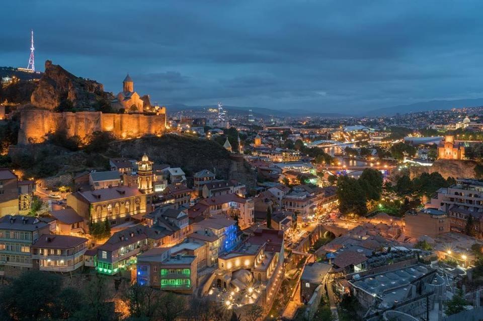 Nespecifikovaný výhled na destinaci Tbilisi nebo výhled na město při pohledu z hotelu
