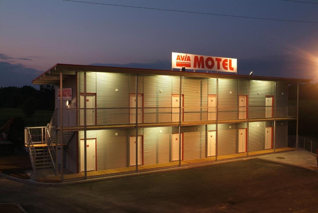 ein Gebäude mit einem Motelschild auf der Seite in der Unterkunft FairSleep Avia Motel Gmünd in Gmünd