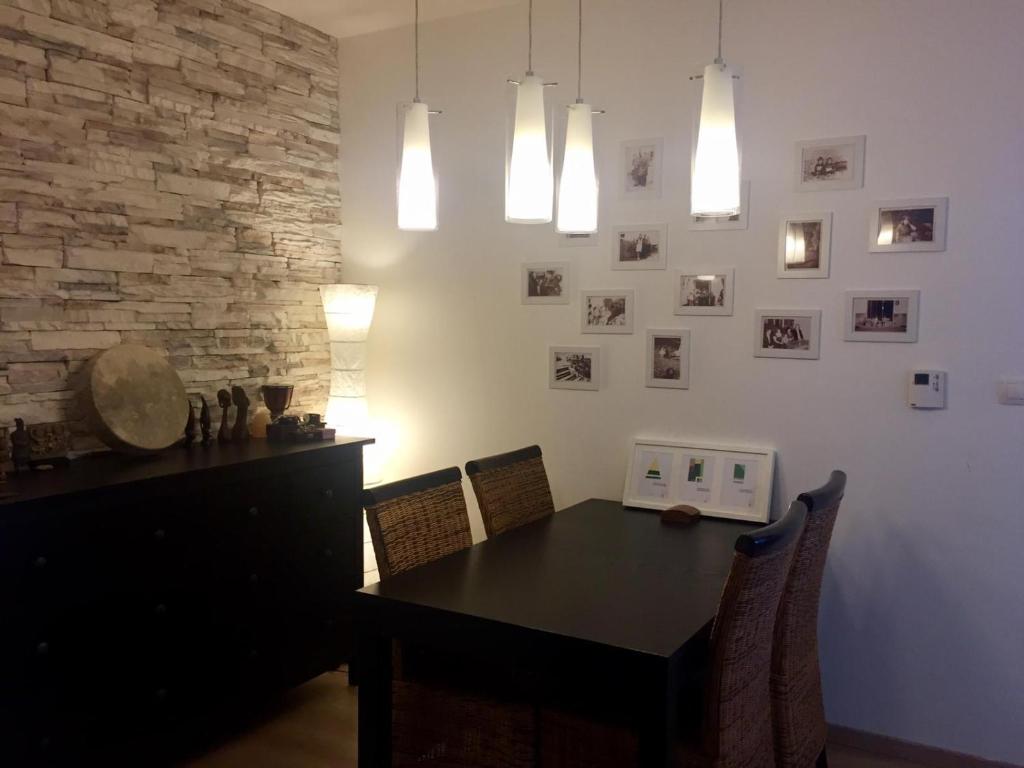 uma sala de jantar com uma mesa preta e cadeiras em Modern apt, parking in garage and walk to town em Bratislava