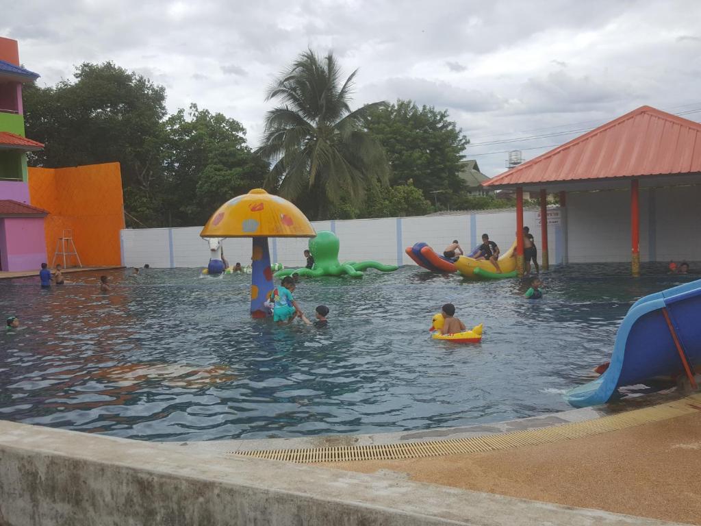 Bazén v ubytování Chiang Rai Park Resort nebo v jeho okolí