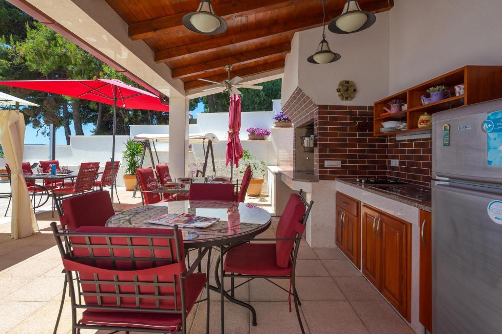 Restaurace v ubytování Gem of the sea luxury beach apartment with brand new heating infinity pool
