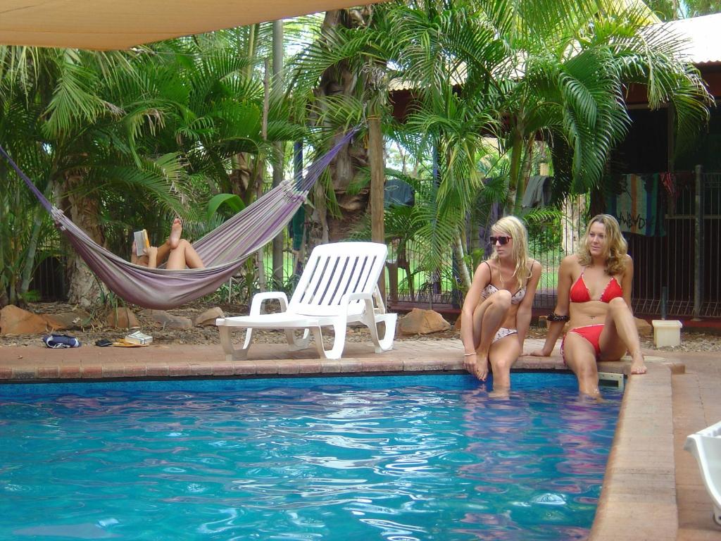 布魯姆的住宿－凱布爾海灘背包客旅舍，两个穿着泳衣的女人坐在游泳池里