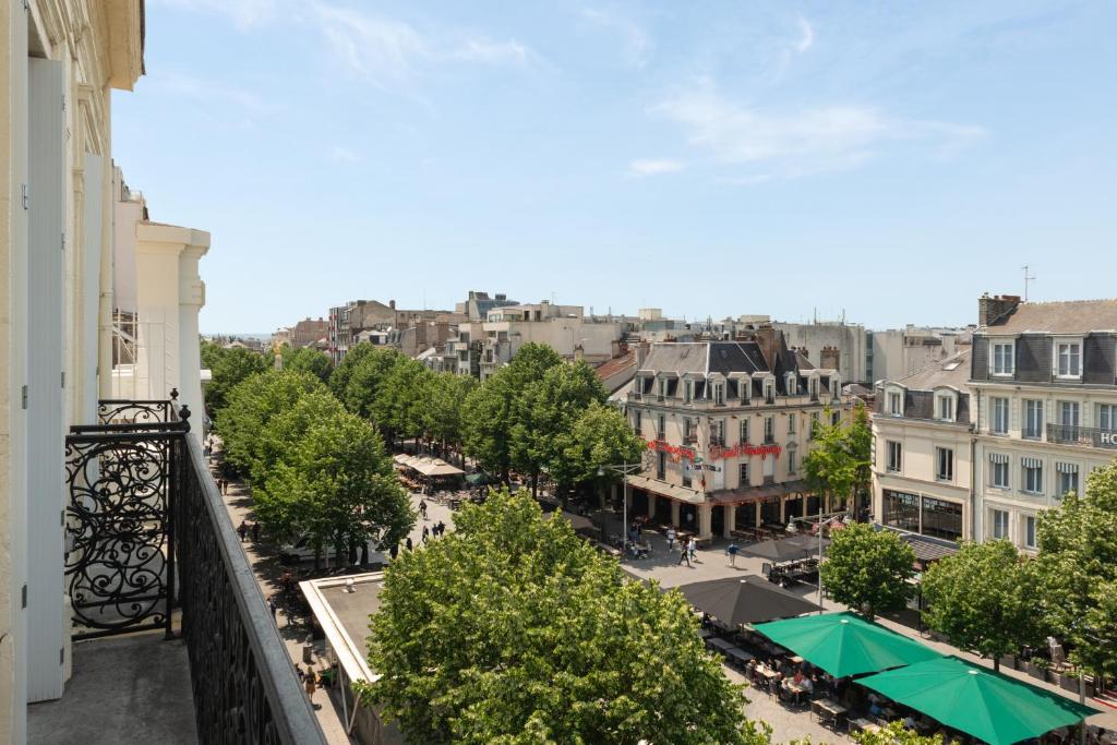 d'un balcon offrant une vue sur la ville. dans l'établissement Hôtel Bristol Reims, à Reims