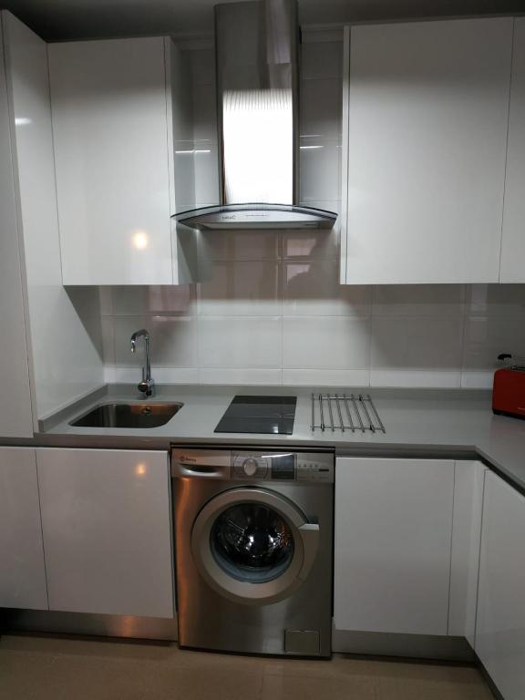 A kitchen or kitchenette at Apartamento Edificio Plaza Gran Vía