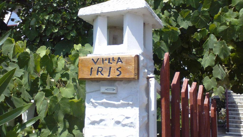ネアブラスナにあるVilla Irisの白柱に仇を打つと言う看板