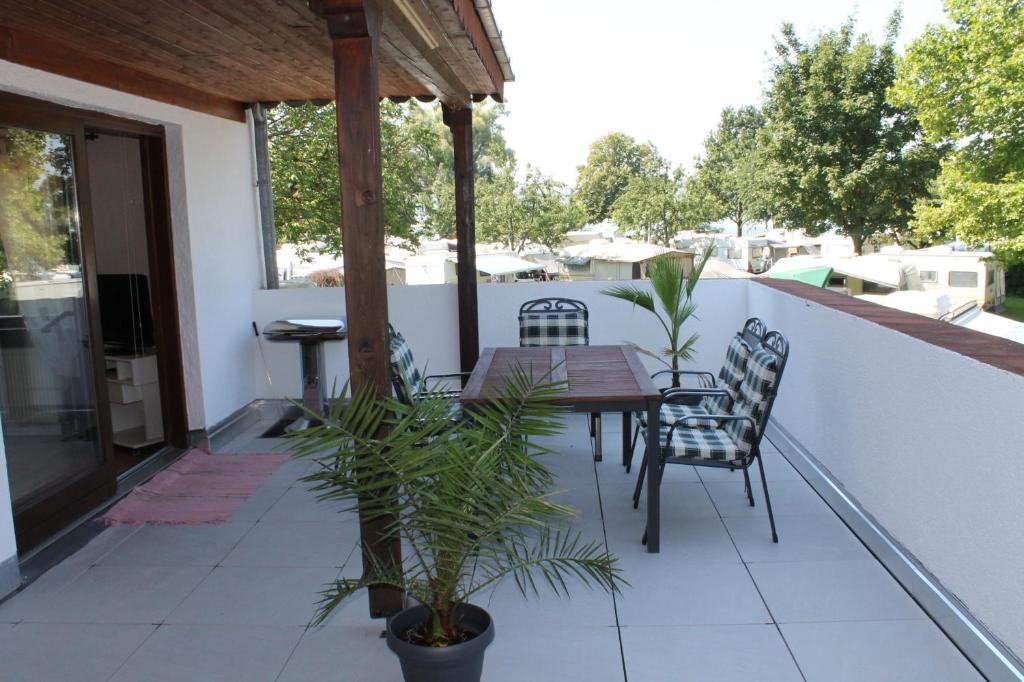 a patio with a table and chairs on a balcony at Nahe am See in Überlingen