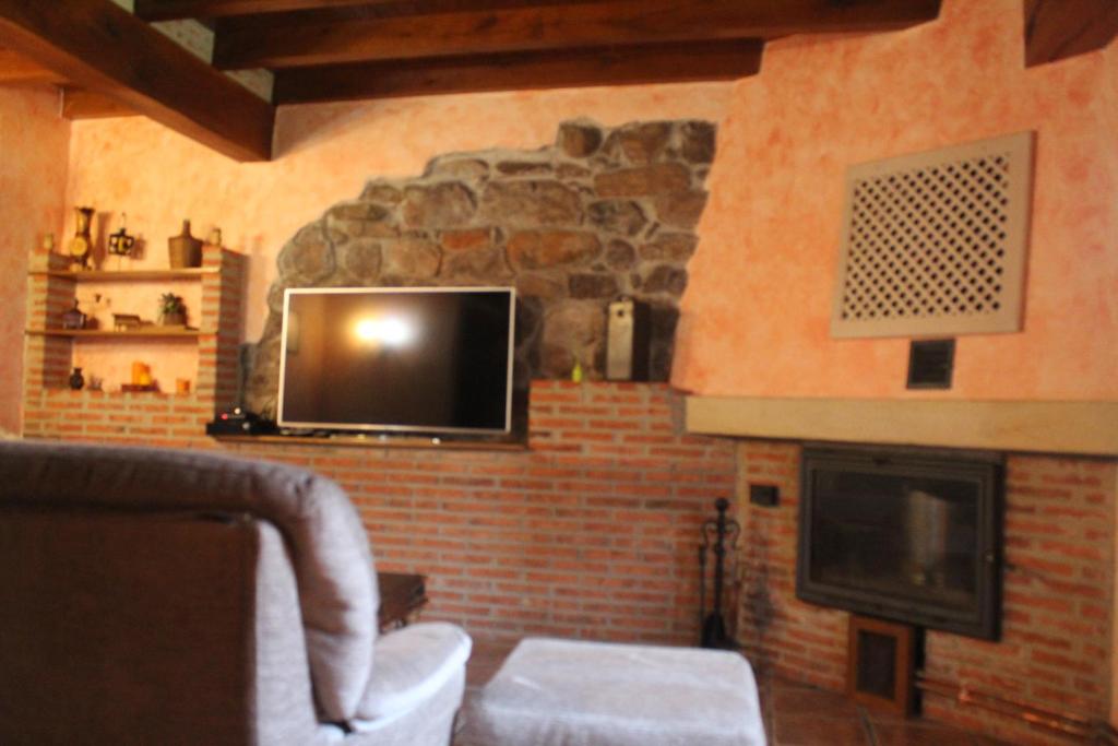 Televízia a/alebo spoločenská miestnosť v ubytovaní Casa Rural Reserva Saja-Besaya