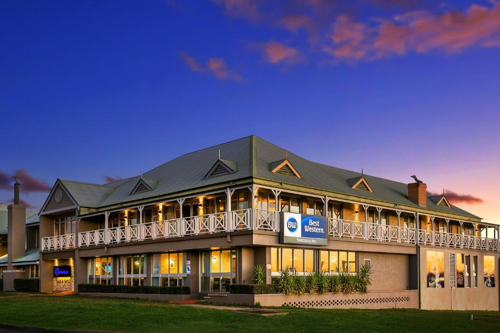 un grande edificio con tetto di paglia di Best Western Sanctuary Inn a Tamworth