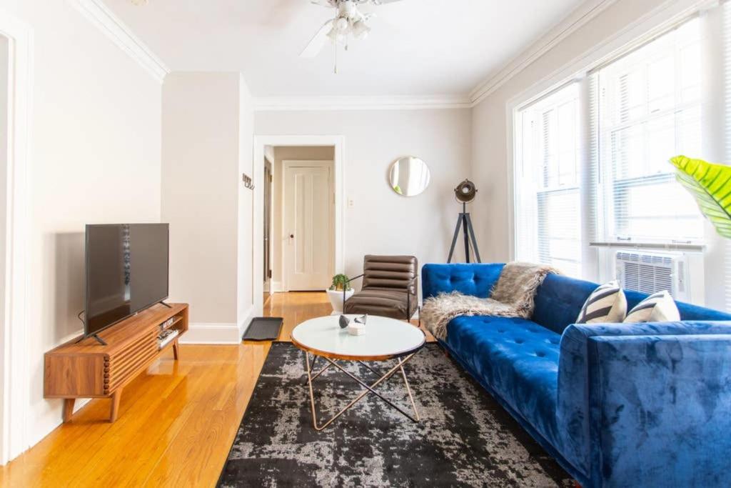 TV a/nebo společenská místnost v ubytování 1BR Modern Apartment in Lincoln Square - Eastwood 3S rep