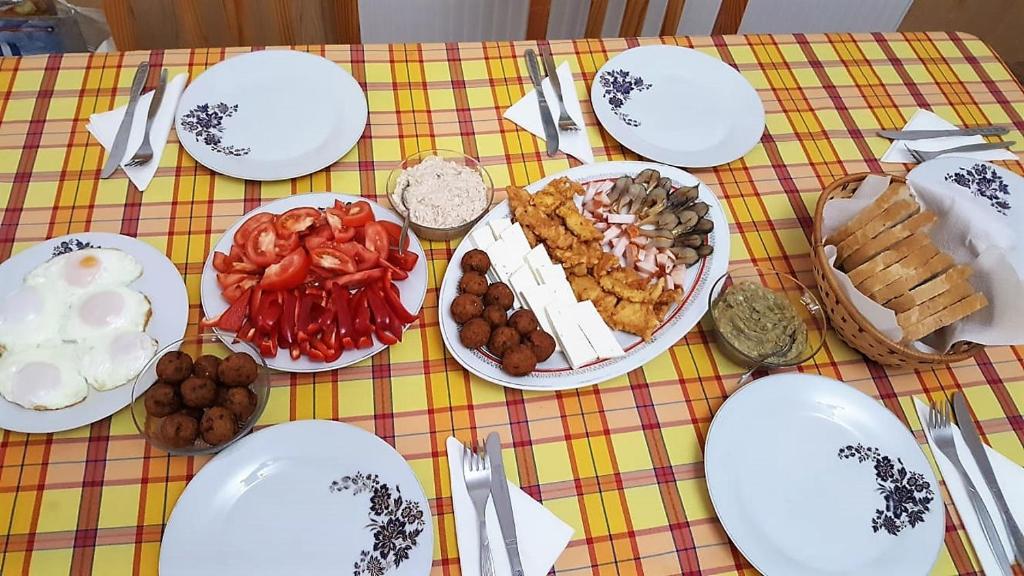 una mesa con platos de comida en una mesa en Casa Nelu Pescaru, en Mahmudia