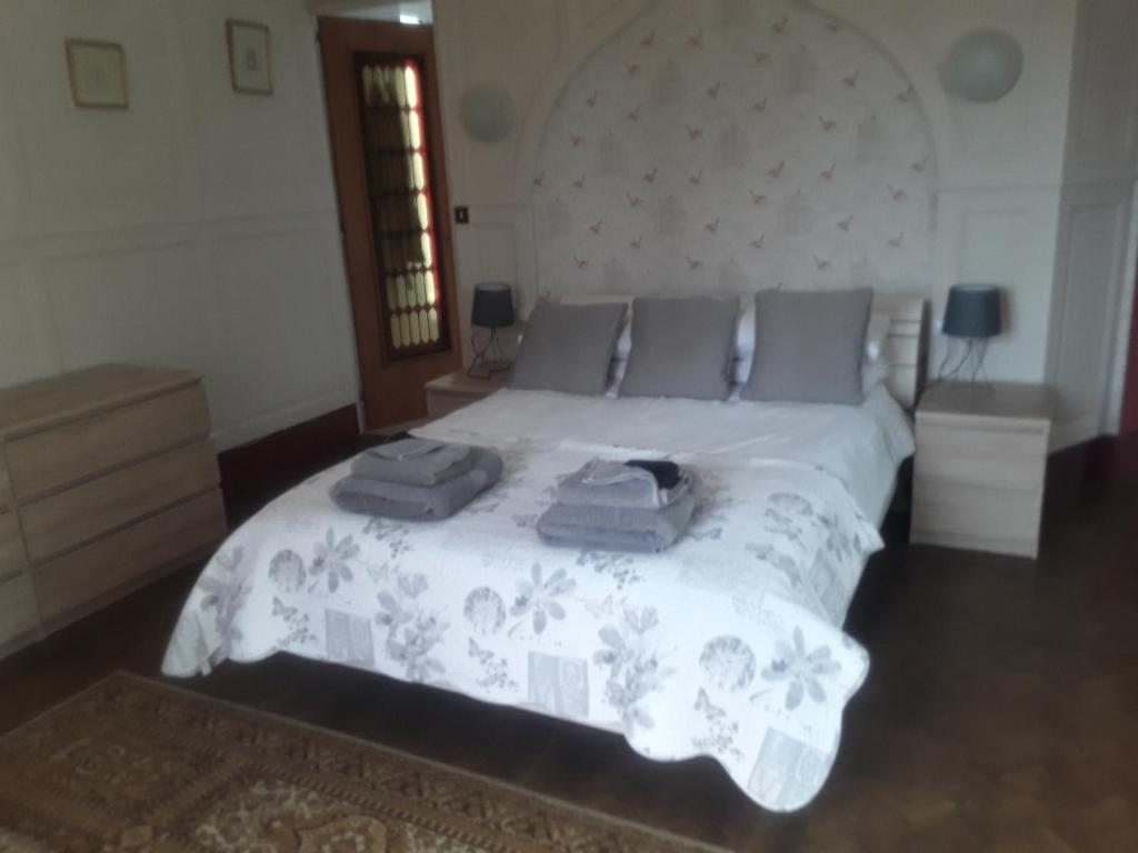 - une chambre avec un lit et 2 serviettes dans l'établissement Touch of Spain in Rural France, à Darnac