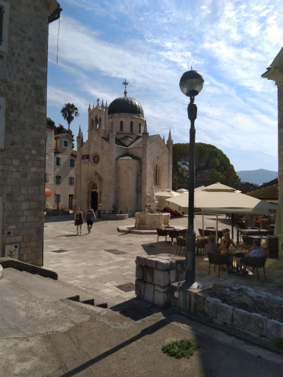 a building with a street light in front of it at Studio Apartman GRACIJA in Herceg-Novi