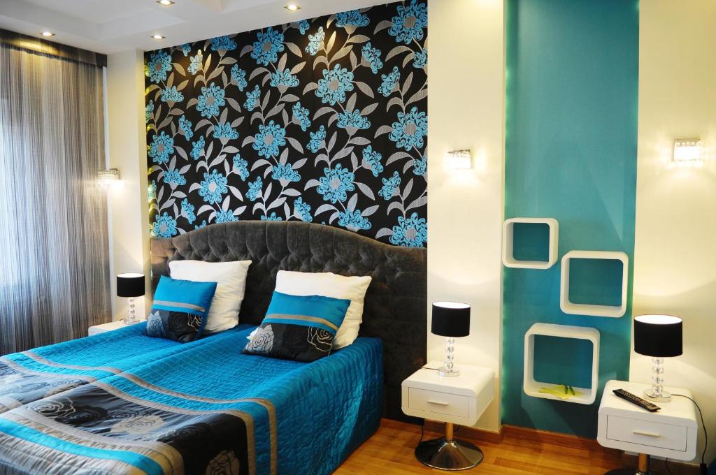 科沃布熱格的住宿－Sanatorium Willa Fortuna，一间卧室设有蓝色的床和蓝色及黑色的墙壁