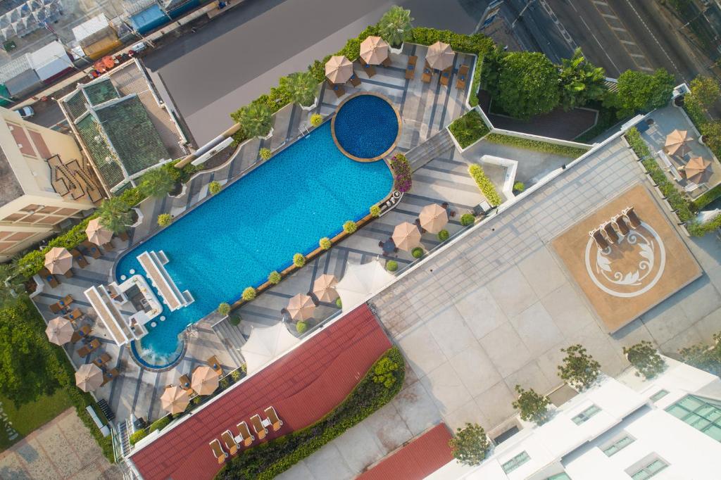 an overhead view of a swimming pool at a resort at The Berkeley Hotel Pratunam in Bangkok