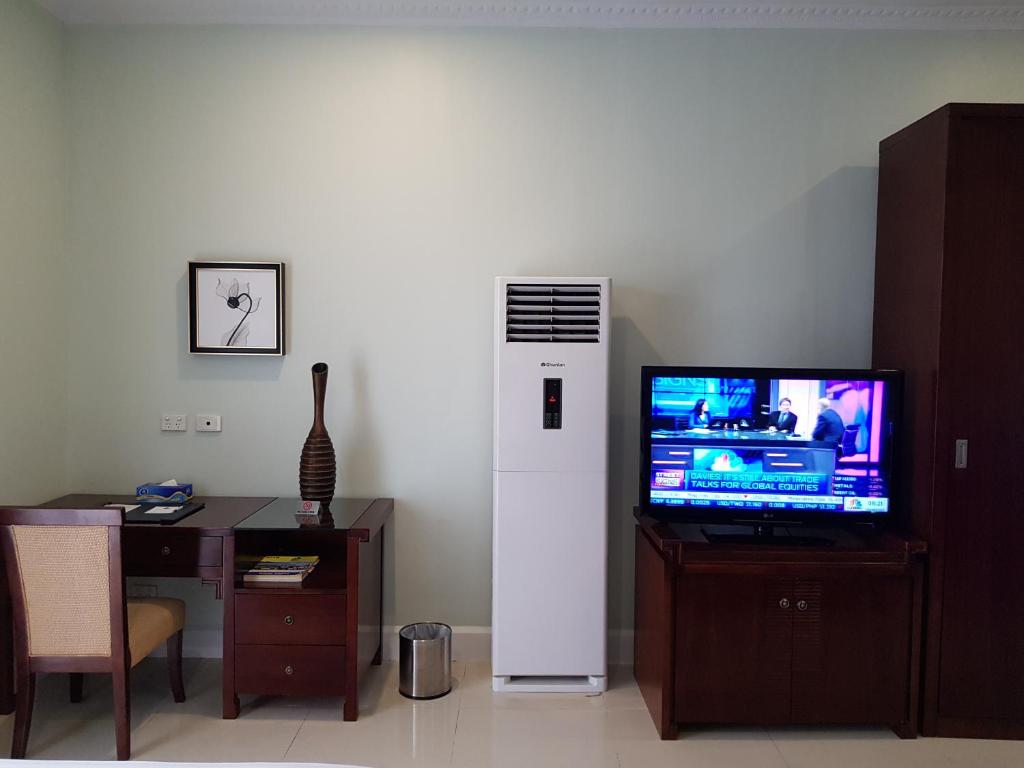 TV a/nebo společenská místnost v ubytování Lae City Hotel