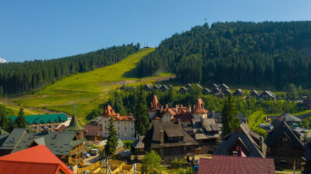 Nespecifikovaný výhled na hory nebo výhled na hory při pohledu z hotelu