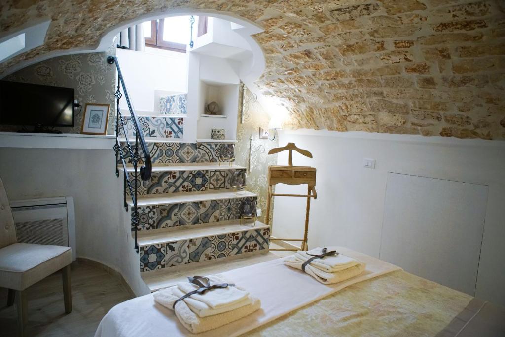 ein Zimmer mit Handtüchern auf einem Tisch in einem Gebäude in der Unterkunft HOME 5 - Giù in Dimora in Putignano