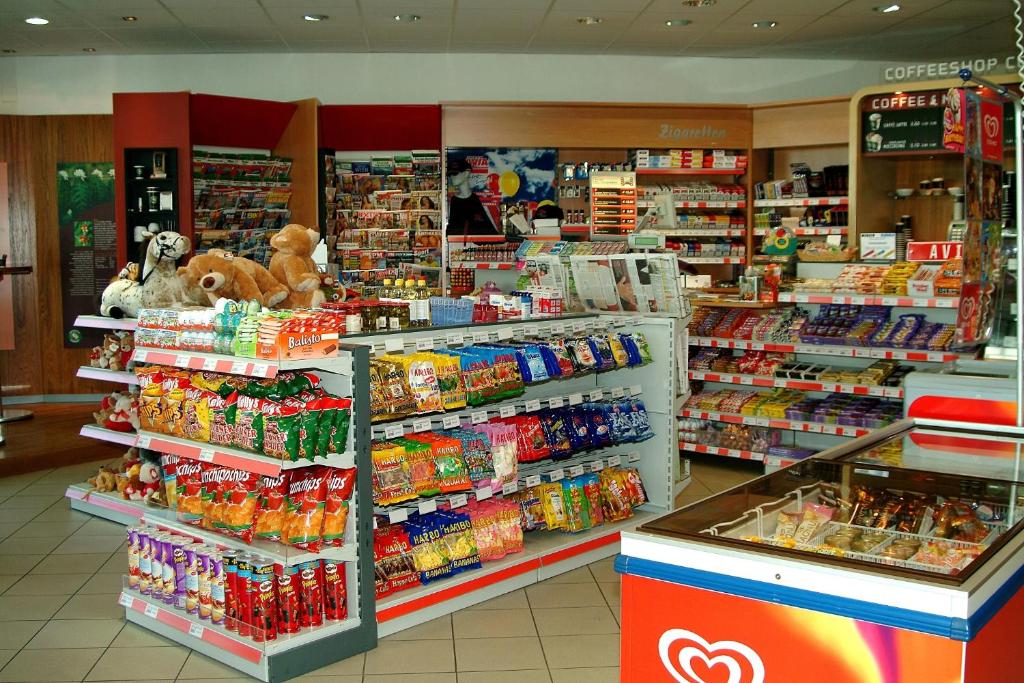 Supermarket nebo jiné obchody v  motelu nebo okolí