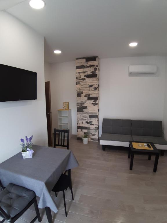 Telewizja i/lub zestaw kina domowego w obiekcie Apartmani Dream