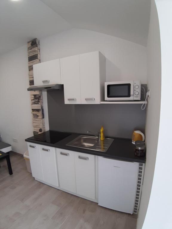 Kuchnia lub aneks kuchenny w obiekcie Apartmani Dream