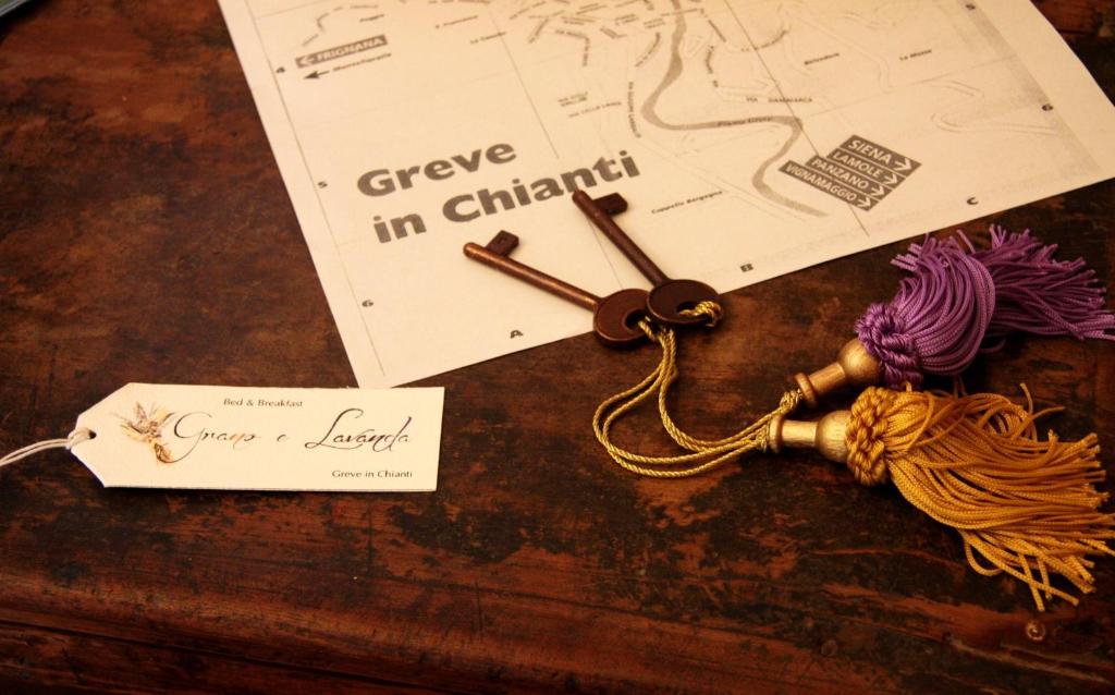 a key chain with a sign that reads give in chivalry at B&B Grano e Lavanda in Greve in Chianti