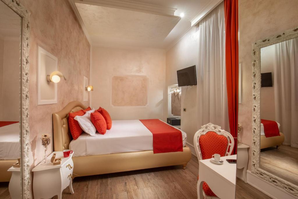 a hotel room with a bed and a mirror at I Fiumi Di Navona in Rome