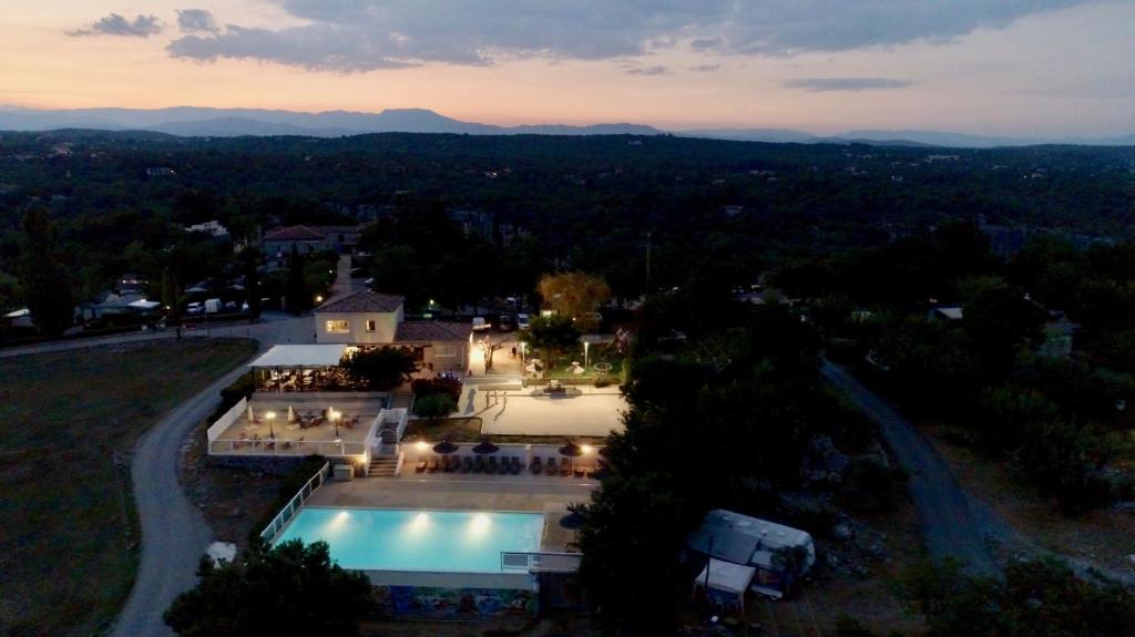 Bazén v ubytování Charmant camping Familiale 3 Etoiles vue 360 plage piscine à débordement empl XXL nebo v jeho okolí