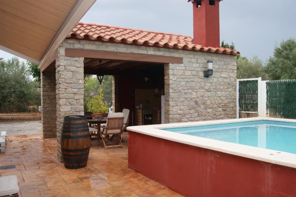 eine Terrasse mit Pool und ein Haus in der Unterkunft VILLA CHALET CAP I CORP in Alcossebre