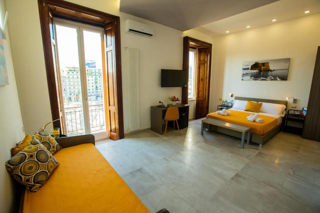 ein Hotelzimmer mit einem Bett und einem Sofa in der Unterkunft Bayard101 in Neapel