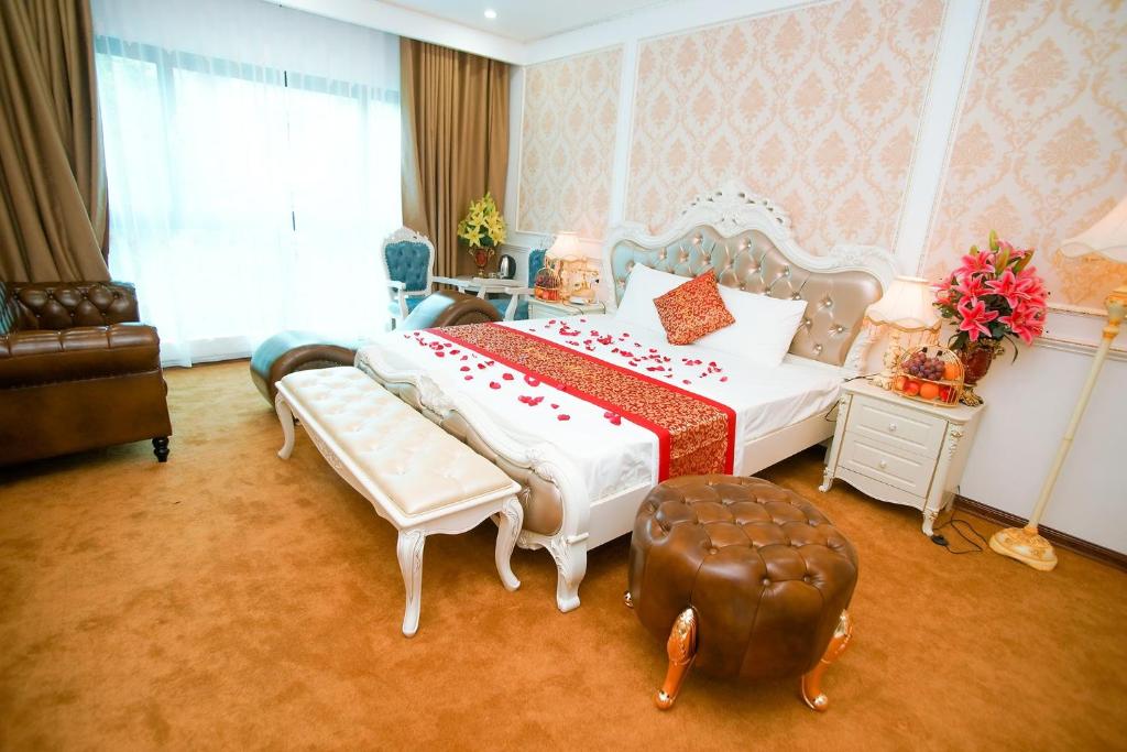 Postel nebo postele na pokoji v ubytování King's Hotel Yên Hòa