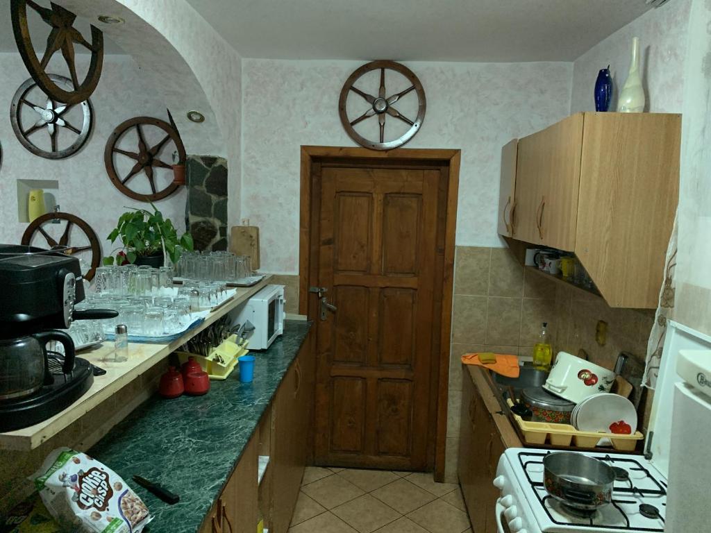 Kuchyň nebo kuchyňský kout v ubytování Pensiunea Robi&Norbi Sovata