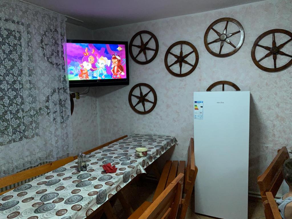 TV a/nebo společenská místnost v ubytování Pensiunea Robi&Norbi Sovata