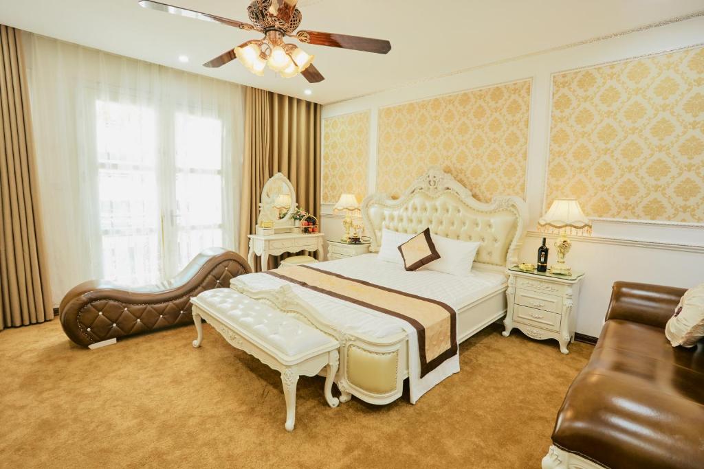 um quarto grande com uma cama e um sofá em King's Hotel Yên Hòa em Hanói