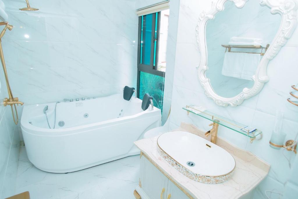 Koupelna v ubytování King's Hotel Yên Hòa