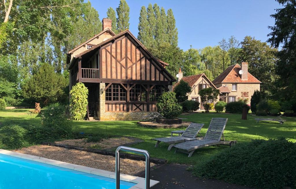 ein Haus mit Pool davor in der Unterkunft Le Domaine du Moulin Foulon in Essay