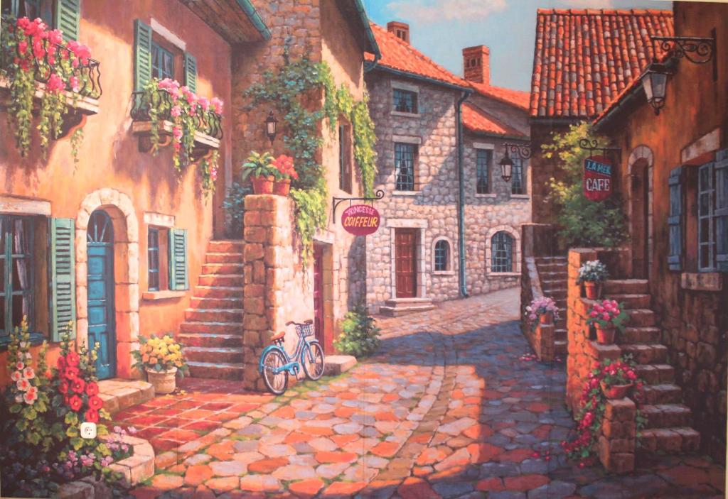 une peinture d'une rue dans une vieille ville dans l'établissement Villa Dolce Vita, à Eger