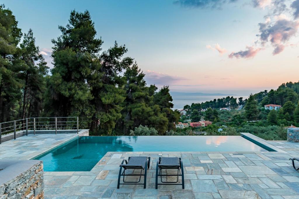 Bazén v ubytování Elios Private Living nebo v jeho okolí
