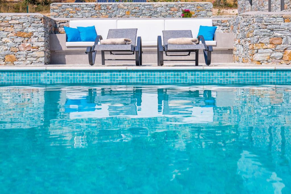 Bazén v ubytování Elios Private Living nebo v jeho okolí