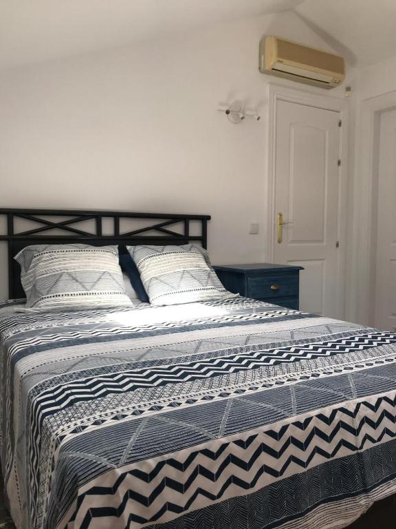 Posteľ alebo postele v izbe v ubytovaní Puerta del Mar, ático&SPA incluido en primer linea