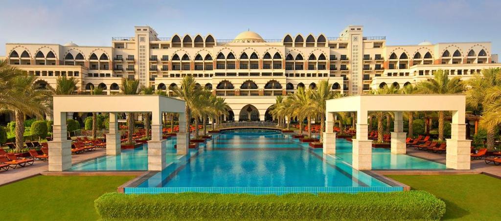 Bazén v ubytování Zabeel Saray Royal Residences Lagoon Villa nebo v jeho okolí