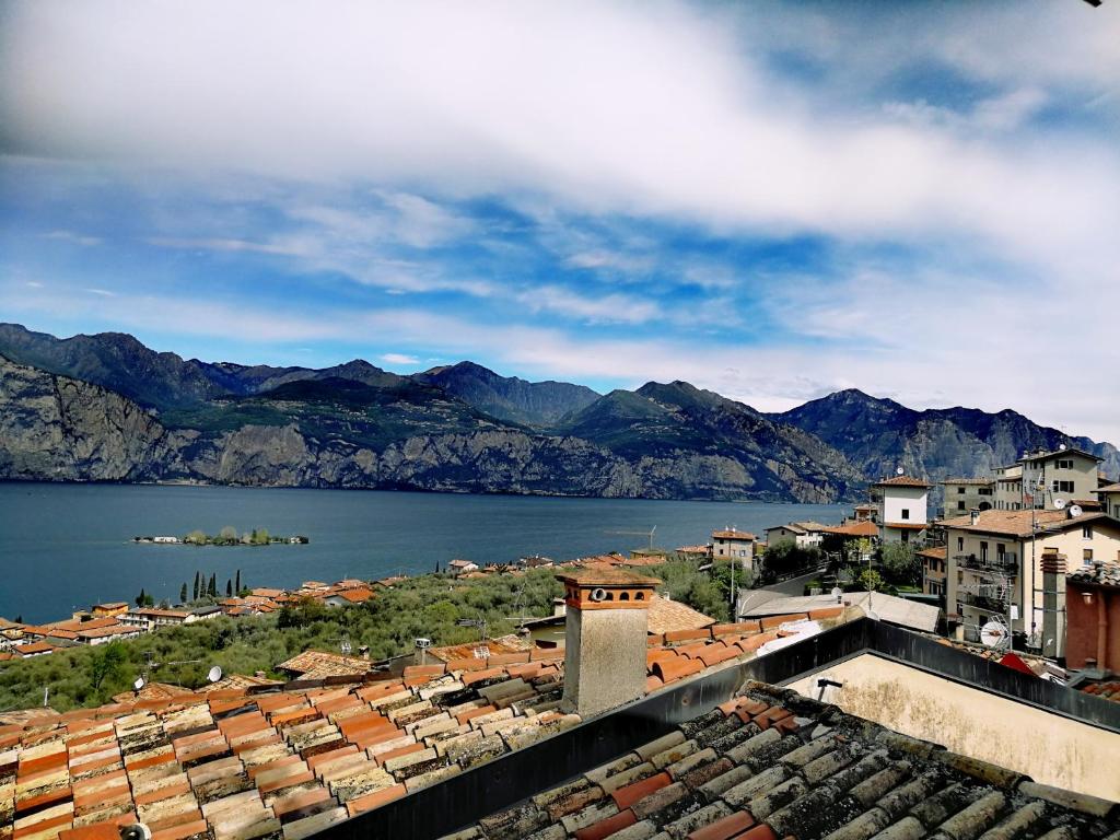 Blick auf eine Stadt mit See und Bergen in der Unterkunft casa antico borgo in Assenza di Brenzone